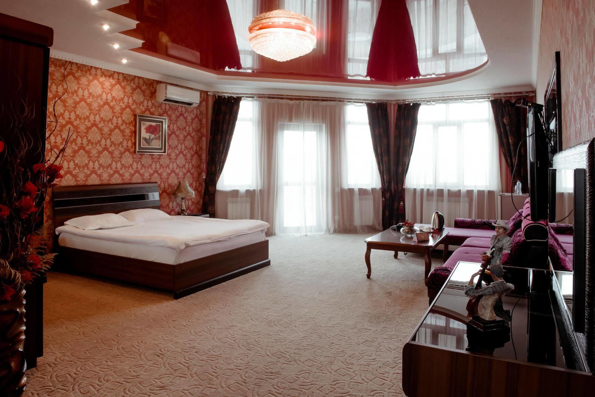 Albatros Hotel Бишкек Екстериор снимка